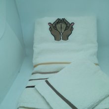 Drap de bain écru brodé ' petits pieds dans les mains ', à personnaliser, gant assorti